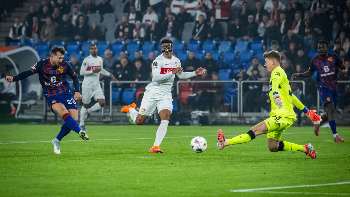 Basels Stratege Xherdan Shaqiri (r.) im Duell mit Stuttgarts Maximilian Mittelstädt. - Foto: Andreas Becker/KEYSTONE/dpa