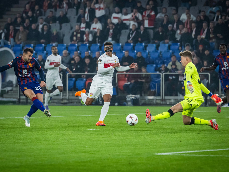 Basels Stratege Xherdan Shaqiri (r.) im Duell mit Stuttgarts Maximilian Mittelstädt. - Foto: Andreas Becker/KEYSTONE/dpa