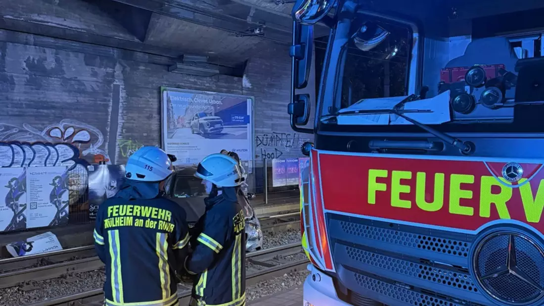 FW-MH: PKW nach Überschlag in Gleisbett gelandet - Bild: presseportal.de