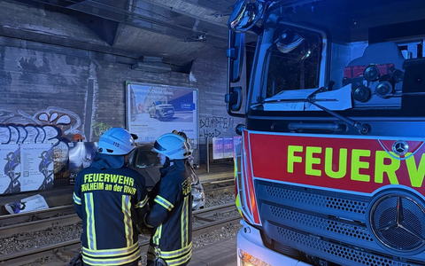 FW-MH: PKW nach Überschlag in Gleisbett gelandet - Foto: presseportal.de