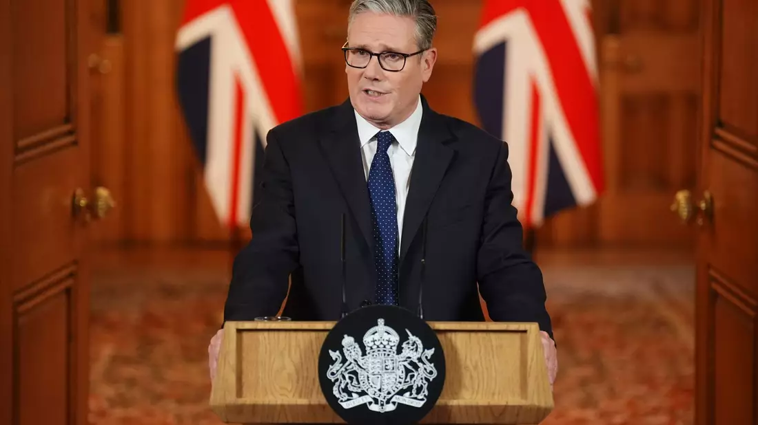 Der britische Premier Keir Starmer hat sich nach dem tödlichen Angriff auf eine Synagoge in Manchester besorgt gezeigt über wachsenden Antisemitismus in seinem Land.  - Bild: James Manning/PA Wire/dpa