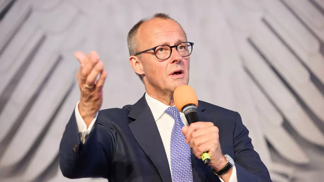 In diesem Jahr wird Friedrich Merz als Bundeskanzler die Rede bei der zentralen Feier zum Tag der Deutschen Einheit halten. (Archivbild) - Bild: Georg Wendt/dpa