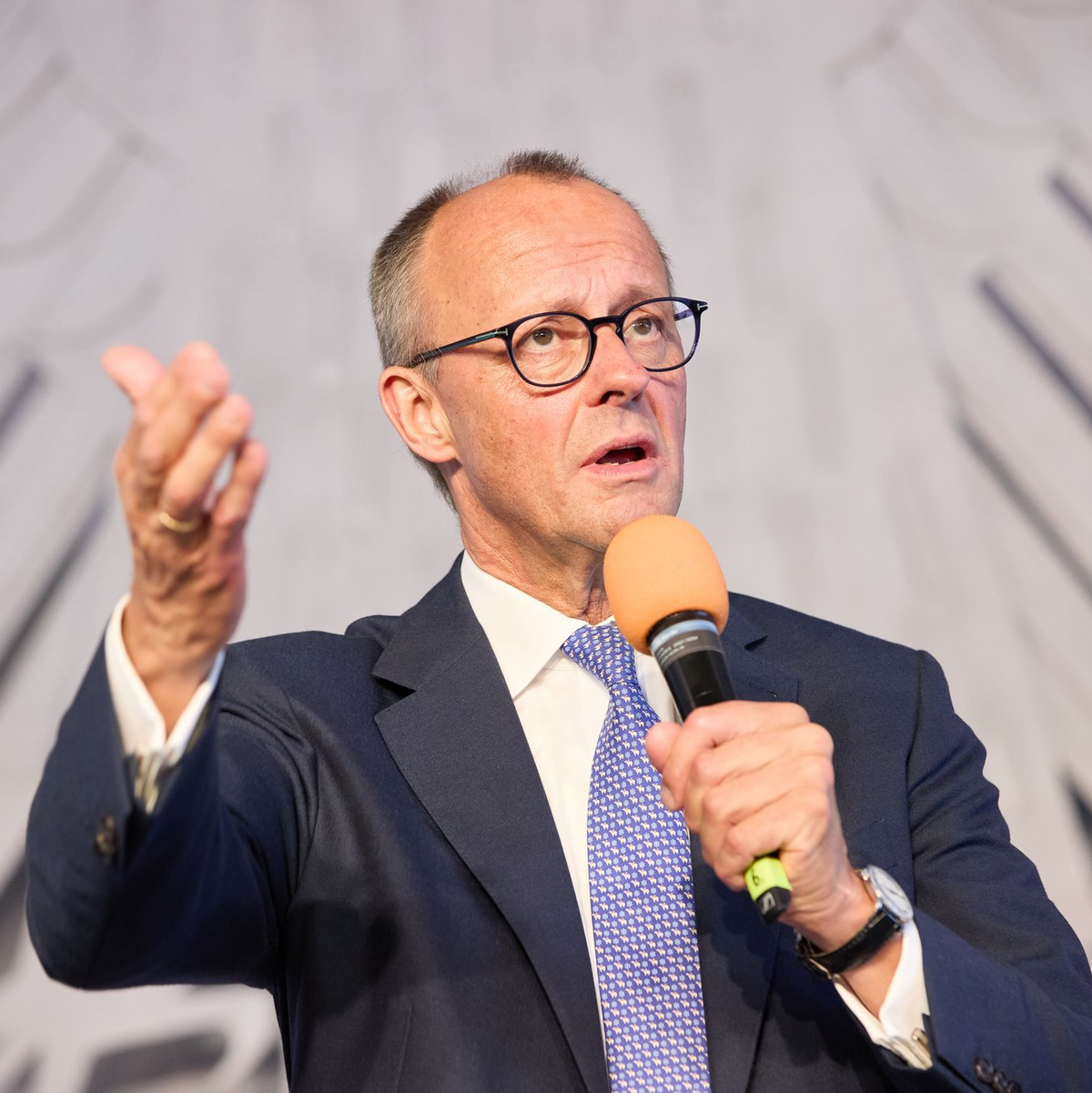 In diesem Jahr wird Friedrich Merz als Bundeskanzler die Rede bei der zentralen Feier zum Tag der Deutschen Einheit halten. (Archivbild) - Foto: Georg Wendt/dpa