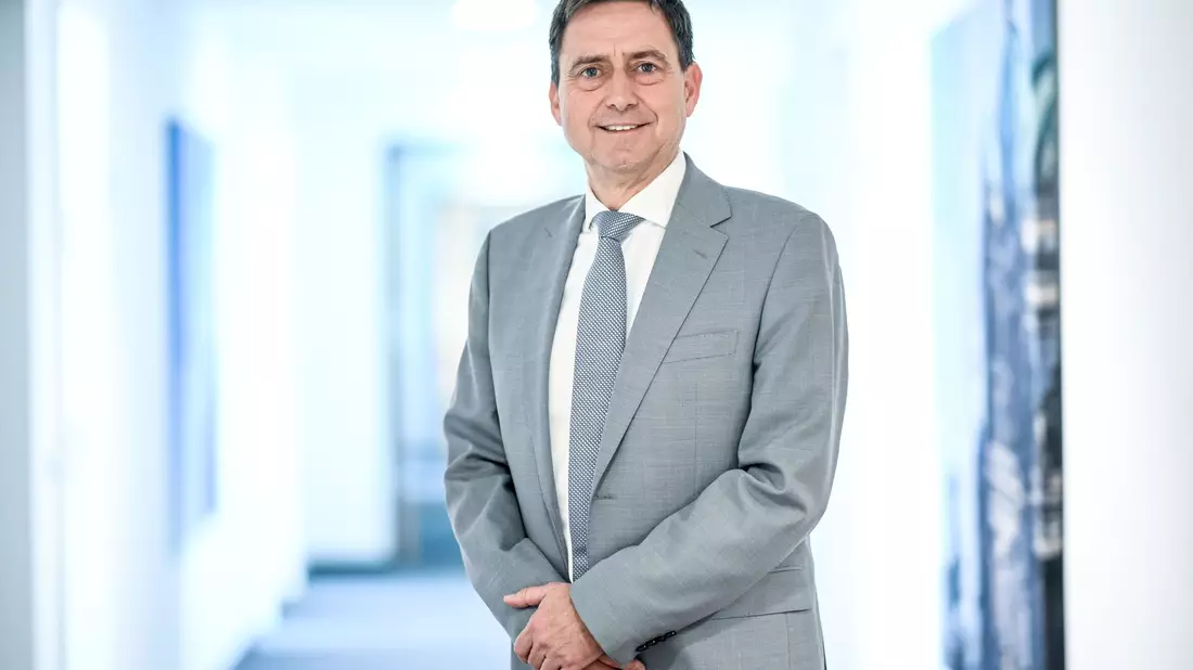 GKV-Chef Oliver Blatt wirbt für eine effizientere und schnellere Terminvergabe. (Archivbild) - Bild: Britta Pedersen/dpa