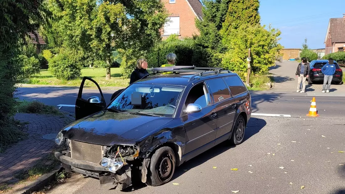 POL-STD: Hollern-Twielenfleth: Motorrad prallte in abbiegenden Pkw - Kradfahrer schwer verletzt - Bild: presseportal.de