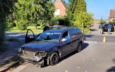 POL-STD: Hollern-Twielenfleth: Motorrad prallte in abbiegenden Pkw - Kradfahrer schwer verletzt - Foto: presseportal.de