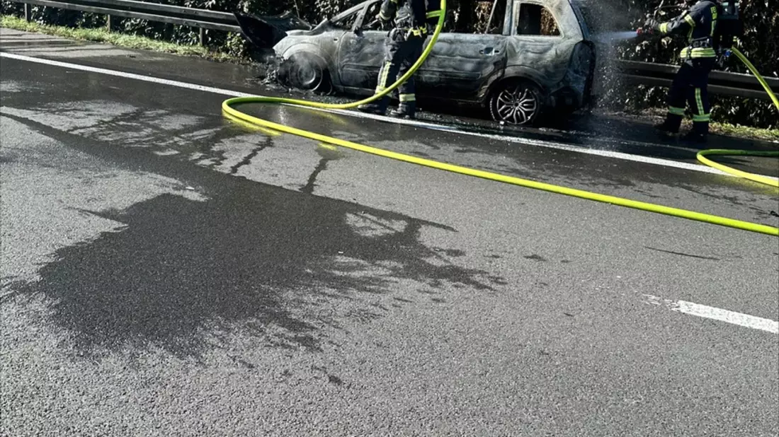 FW Dinslaken: PKW Brand auf der BAB 3 und weitere Einsätze - Bild: presseportal.de