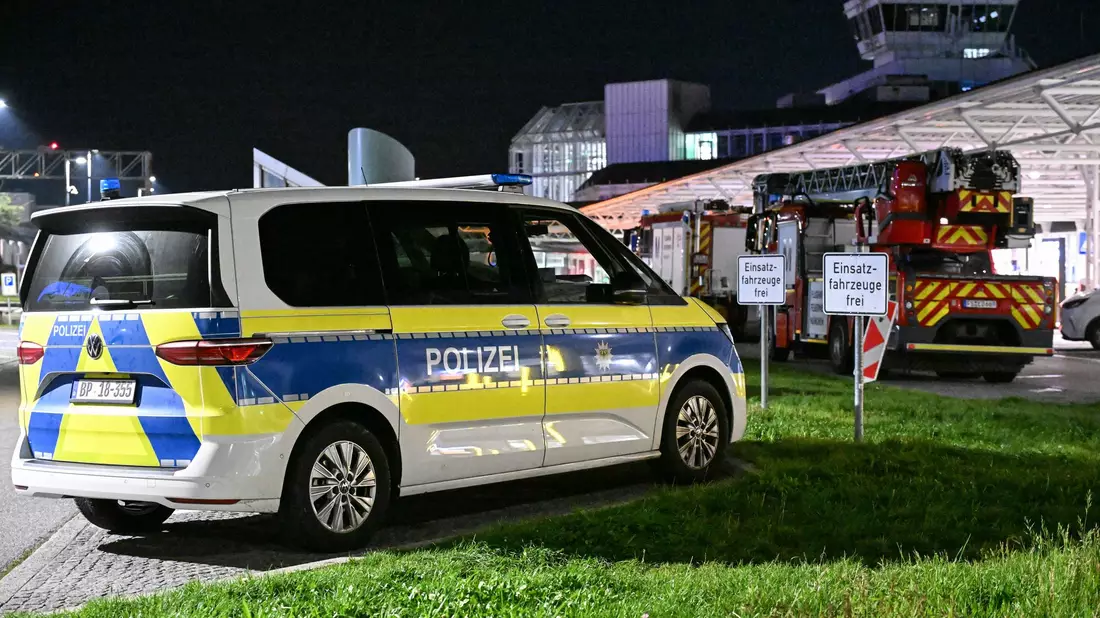 Polizei und Feuerwehr sind nach Drohnensichtungen und Flugausfällen am Flughafen München im Einsatz. - Bild: Jason Tschepljakow/dpa