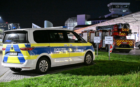 Polizei und Feuerwehr sind nach Drohnensichtungen und Flugausfällen am Flughafen München im Einsatz. - Foto: Jason Tschepljakow/dpa
