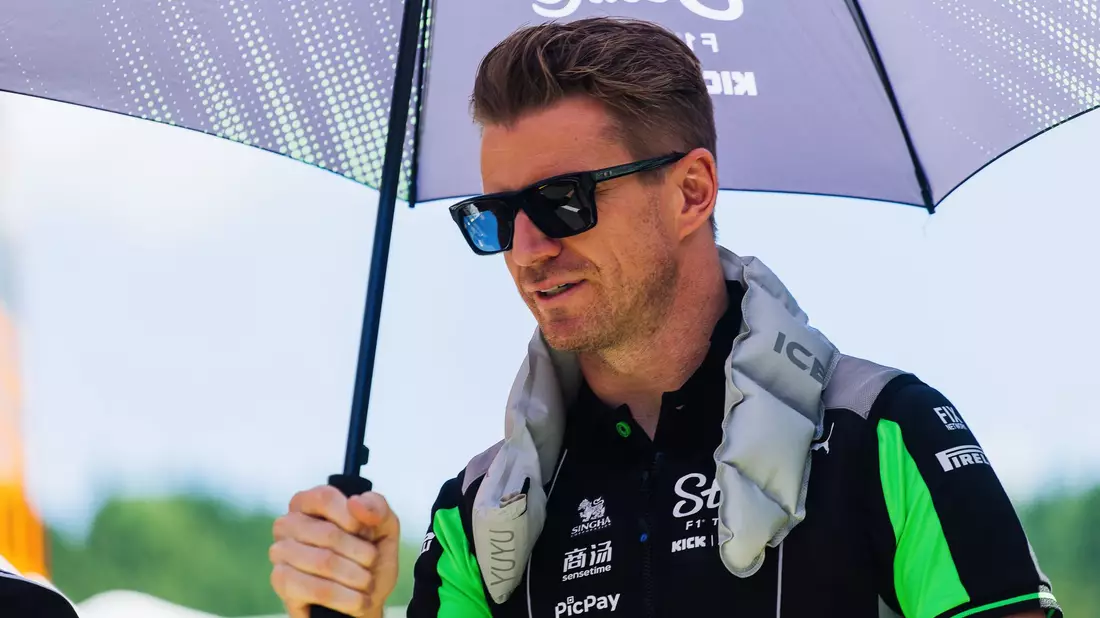 Die Formel-1-Piloten um Nico Hülkenberg suchen im schwülheißen Singapur nach Abkühlung. - Bild: Philipp von Ditfurth/dpa