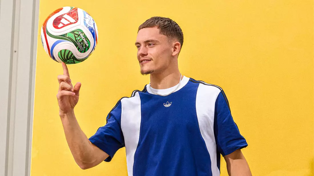 Florian Wirtz mit dem offiziellen WM-Spielball «Trionda». - Bild: ---/Adidas/dpa