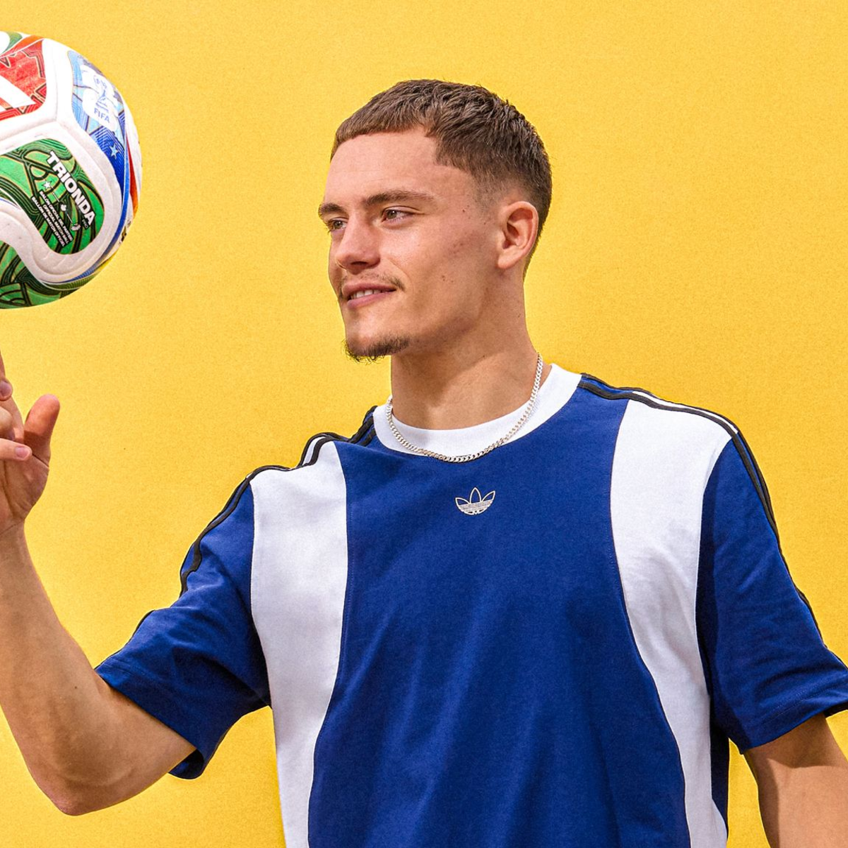 Florian Wirtz mit dem offiziellen WM-Spielball «Trionda». - Foto: ---/Adidas/dpa