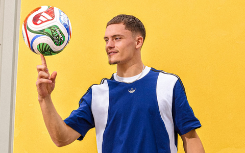 Florian Wirtz mit dem offiziellen WM-Spielball «Trionda». - Foto: ---/Adidas/dpa