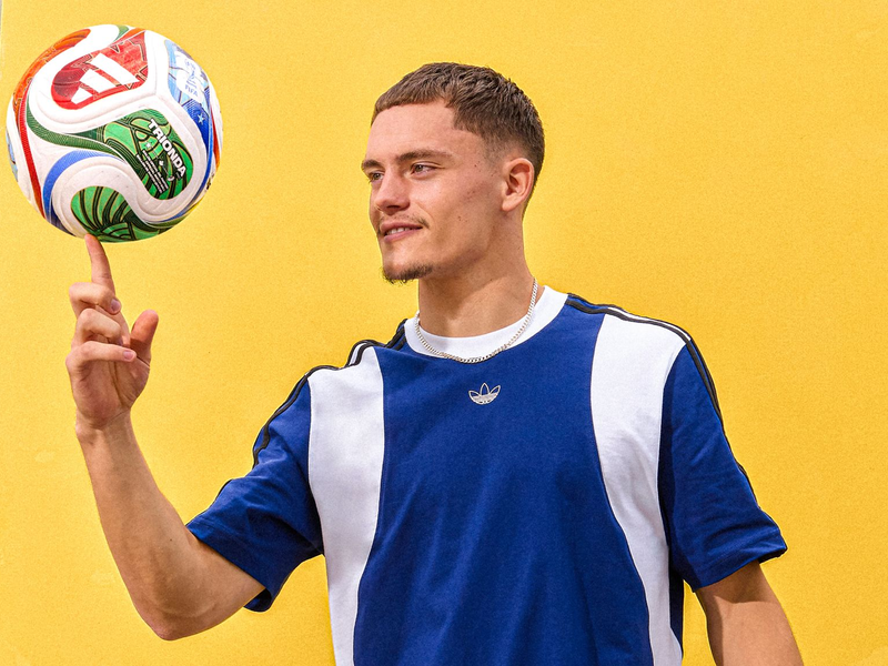 Florian Wirtz mit dem offiziellen WM-Spielball «Trionda». - Foto: ---/Adidas/dpa