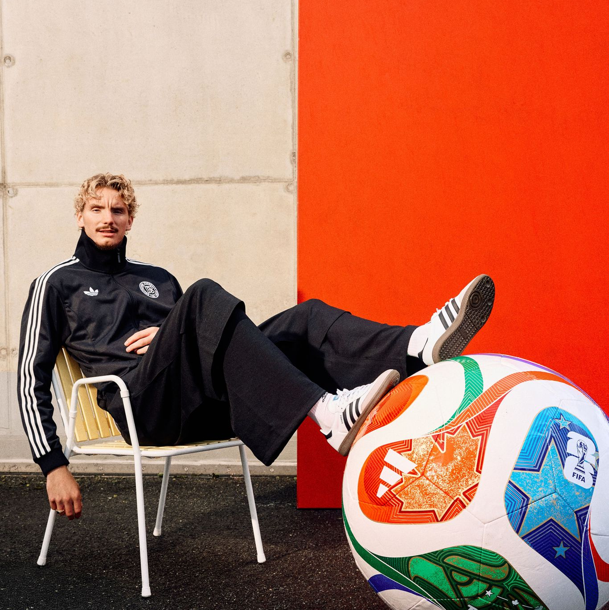 Nick Woltemade hofft auf eine starke WM mit dem neuen Spielball. - Foto: ---/Adidas/dpa