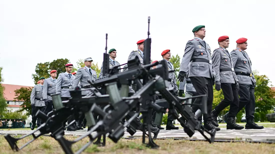 Die Bundeswehr soll attraktiver werden für junge Leute, denn der Bedarf ist aus Sicht der Regierung groß. (Archivbild) - Bild: Sebastian Christoph Gollnow/dpa