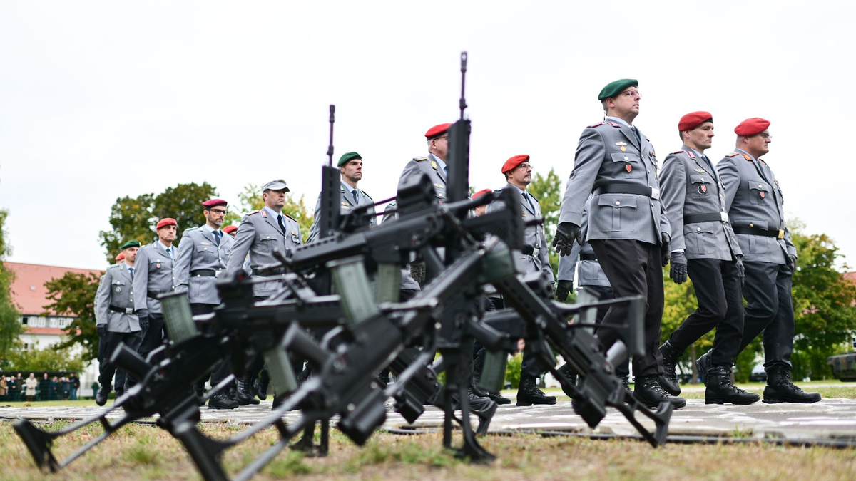 Die Bundeswehr soll attraktiver werden für junge Leute, denn der Bedarf ist aus Sicht der Regierung groß. (Archivbild) - Foto: Sebastian Christoph Gollnow/dpa