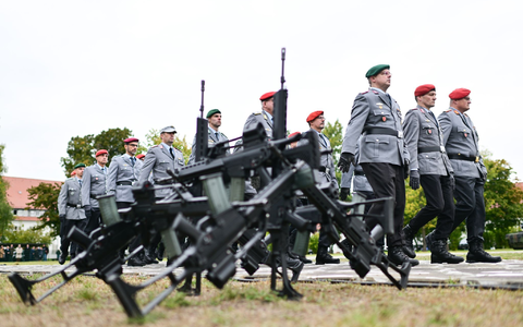 Die Bundeswehr soll attraktiver werden für junge Leute, denn der Bedarf ist aus Sicht der Regierung groß. (Archivbild) - Foto: Sebastian Christoph Gollnow/dpa