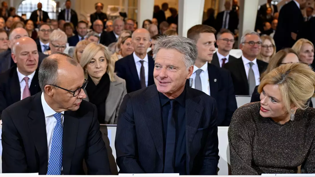 Zum ersten Mal gemeinsam beim Einheitsfest: Bundestagspräsidentin Julia Klöckner (CDU) mit ihrem Lebensgefährten Jörg Pilawa (M.) - im Gespräch mit Bundeskanzler Friedrich Merz (CDU) in der Ludwigskirche. - Bild: Jean-Christophe Verhaegen/POOL AFP/dpa