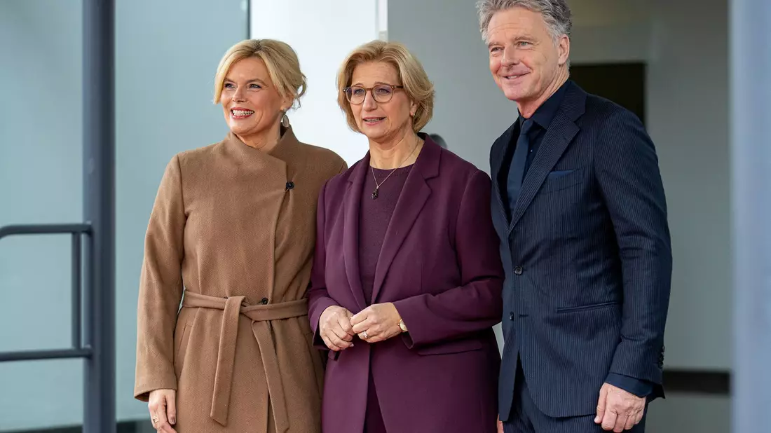 Die saarländische Ministerpräsidentin und Bundesratspräsidentin Anke Rehlinger (SPD) (M.) begrüßt zum Tag der Deutschen Einheit in ihrem Land ein besonderes Paar: Bundestagspräsidentin Julia Klöckner (CDU) mit ihrem Lebensgefährten Jörg Pilawa.  - Bild: Pinter Laszlo/dpa
