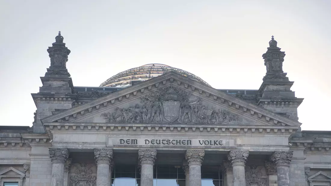 Vor 35 Jahren haben sich die Bundesrepublik Deutschland und die Deutsche Demokratische Republik zu einem Staat zusammengeschlossen.  - Bild: Paul Zinken/dpa