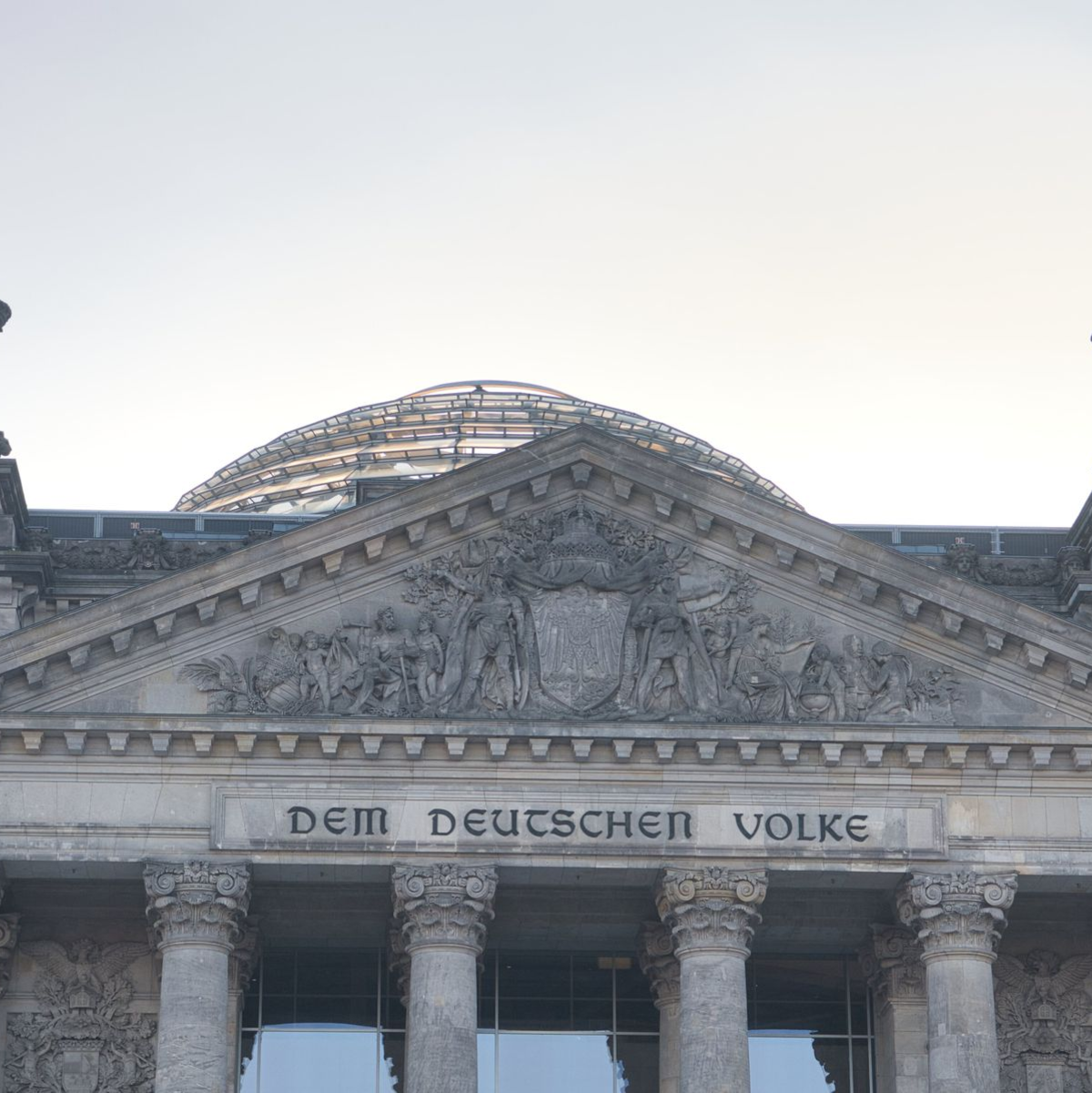 Vor 35 Jahren haben sich die Bundesrepublik Deutschland und die Deutsche Demokratische Republik zu einem Staat zusammengeschlossen.  - Foto: Paul Zinken/dpa