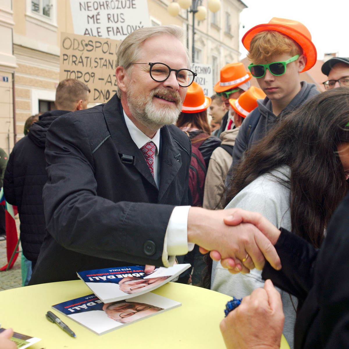 Der tschechische Regierungschef Petr Fiala wirbt bei einem Wahlkampfauftritt in der Unesco-Welterbestadt Kutna Hora, rund 60 Kilometer östlich von Prag, um Stimmen. (Archivbild) - Foto: Michael Heitmann/dpa