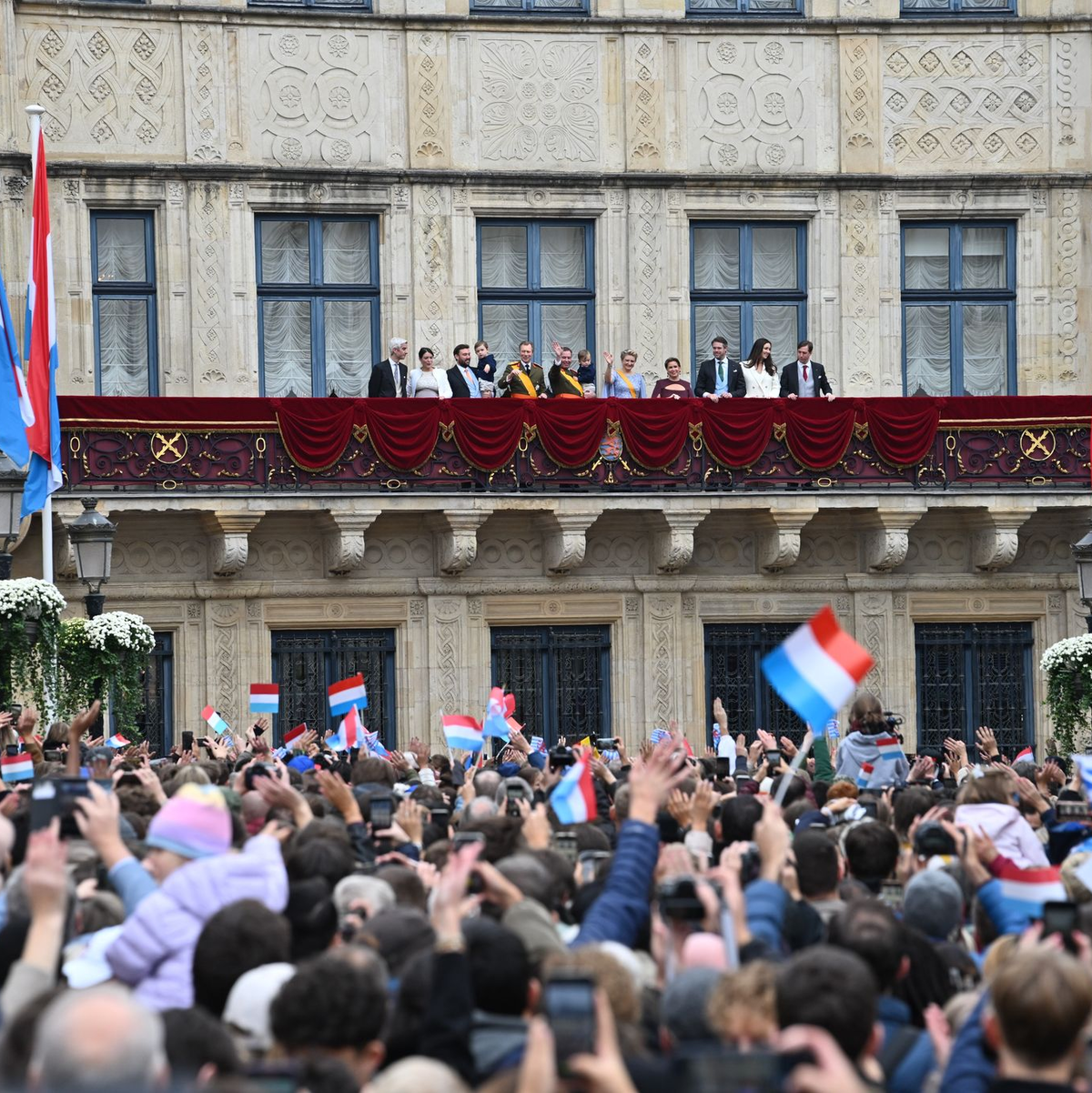 Auf den Auftritt der Familie auf dem Balkon haben viele gewartet - Foto: Harald Tittel/dpa