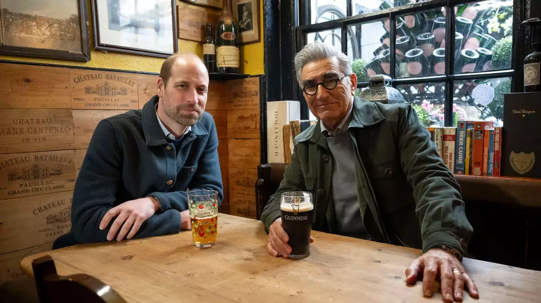 Eugene Levy (r) und Prinz William in einer Folge der Reise-Serie «Urlaub wider Willen mit Eugene Levy». - Bild: Ian Gavan/Apple TV+/dpa