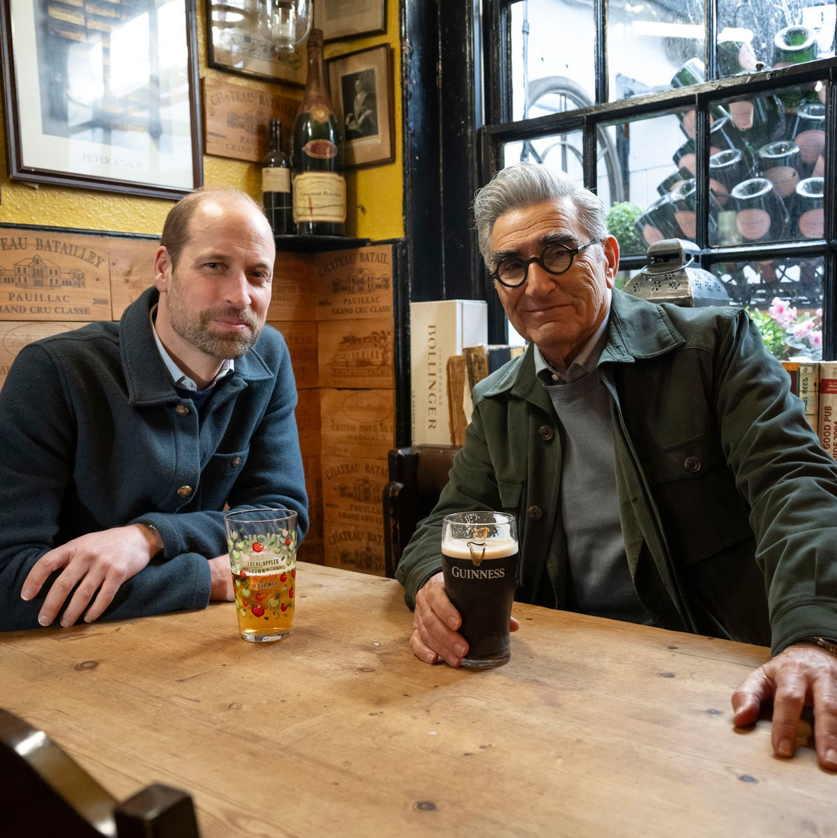 Eugene Levy (r) und Prinz William in einer Folge der Reise-Serie «Urlaub wider Willen mit Eugene Levy». - Foto: Ian Gavan/Apple TV+/dpa