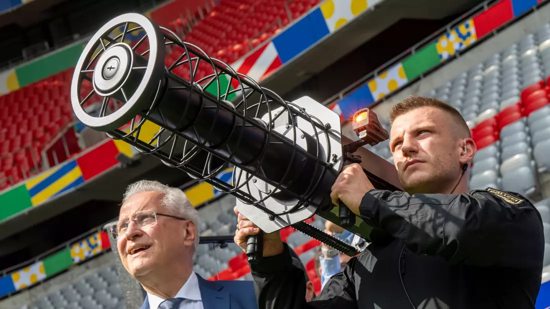 Innenminister Joachim Herrmann (CSU) nimmt vor der Fußball-EM 2024 an der Vorführung eines Drohnenabwehrsystems teil.  - Bild: Peter Kneffel/dpa