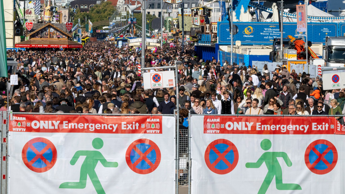 Der Andrang ist so groß, dass der Einlass zeitweise geschlossen wird. - Foto: Peter Kneffel/dpa