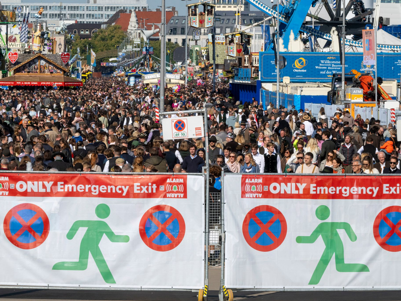 Der Andrang ist so groß, dass der Einlass zeitweise geschlossen wird. - Foto: Peter Kneffel/dpa
