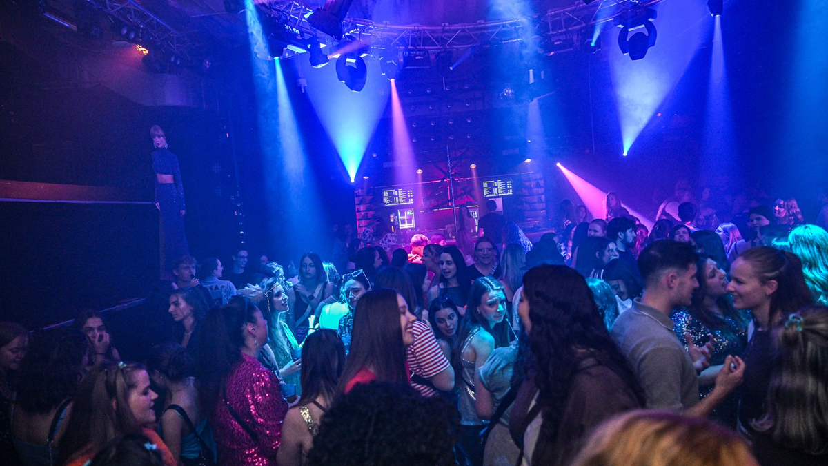 Fans von Taylor Swift feiern das neue ALbum. - Foto: Marius Bulling/dpa