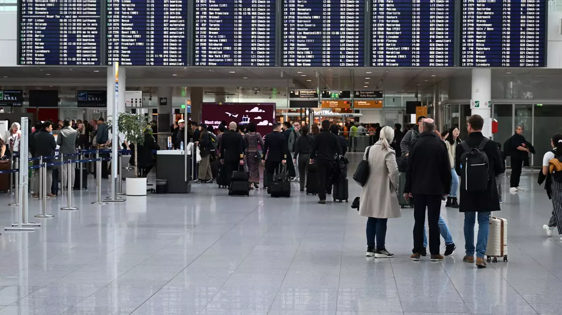 Am Flughafen München sind am Abend erneut Flüge ausgefallen. - Bild: Felix Hörhager/dpa
