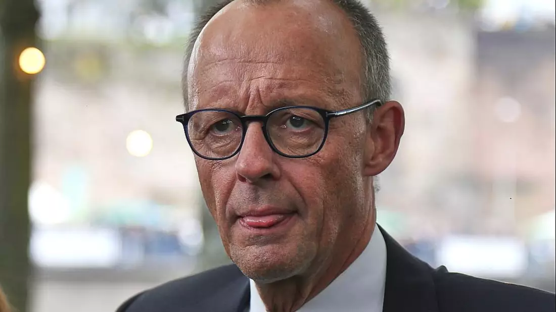 Merz in der Menschenmenge am 03.10.2025 - Bild: über dts Nachrichtenagentur