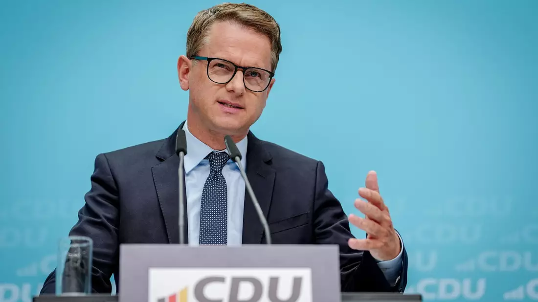 Carsten Linnemann ist offen für ein Social-Media-Verbot für Kinder und Jugendliche bis 16 Jahre. (Archivbild) - Bild: Kay Nietfeld/dpa