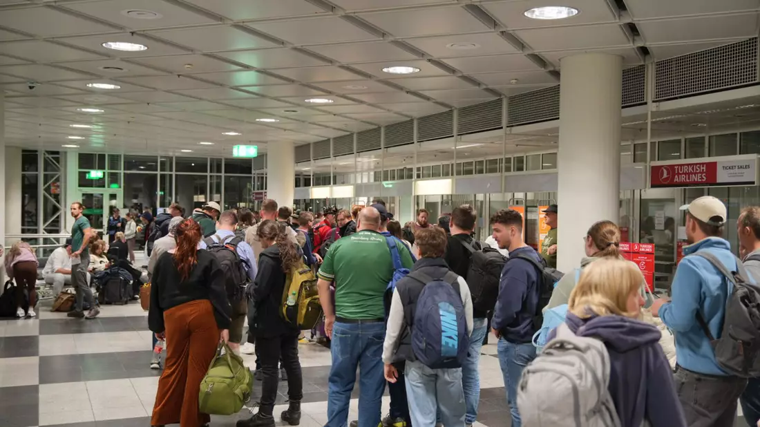 Tausende Menschen sind am Flughafen München gestrandet.  - Bild: Enrique Kaczor/onw-images/dpa
