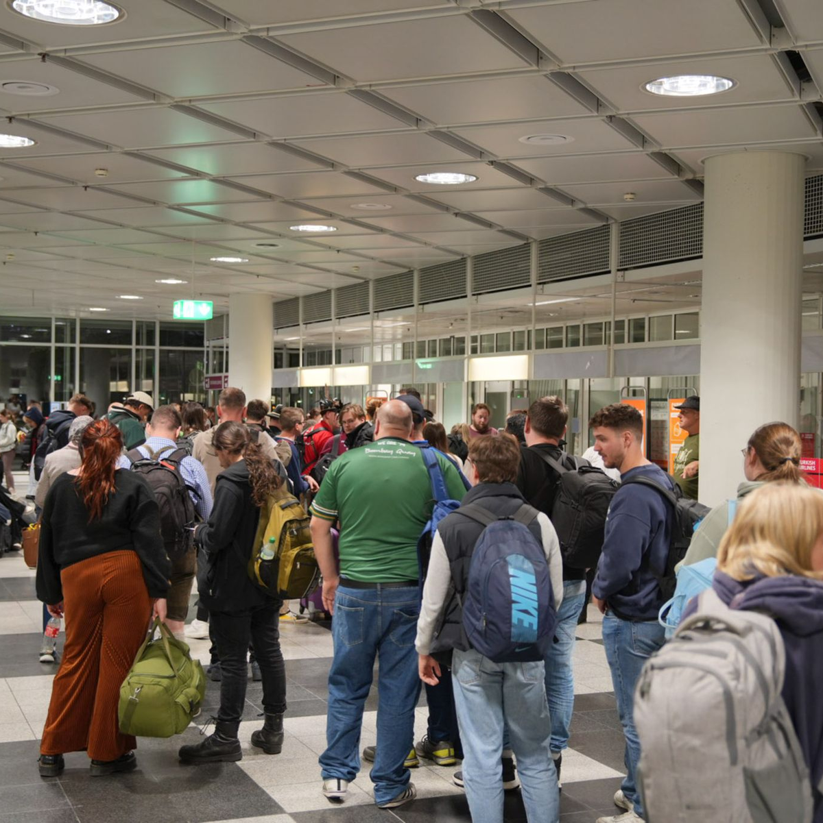 Auch die Feuerwehr ist am Flughafen im Einsatz. - Foto: Enrique Kaczor/onw-images/dpa