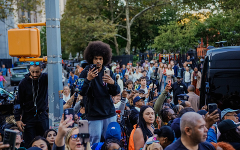 Viele Schaulustige versammelten sich vor dem Gericht.  - Foto: Eduardo Munoz Alvarez/AP/dpa