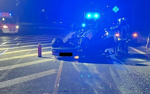 POL-BO: Verkehrsunfall in Bochum-Harpen - Fahrzeug überschlägt sich - Foto: presseportal.de