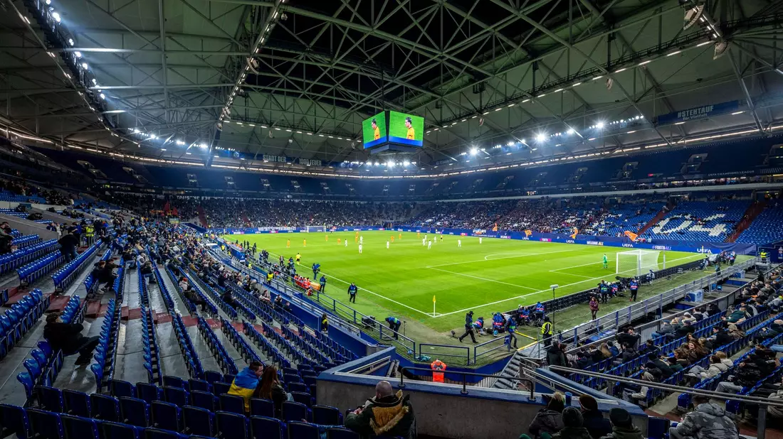 Rund 62.000 Zuschauer passen in die Veltins Arena in Gelsenkirchen. So viele junge Menschen haben im Schuljahr 2023/2024 die Schule ohne Abschluss verlassen. (Archivbild)  - Bild: David Inderlied/dpa