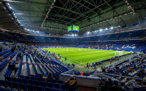 Rund 62.000 Zuschauer passen in die Veltins Arena in Gelsenkirchen. So viele junge Menschen haben im Schuljahr 2023/2024 die Schule ohne Abschluss verlassen. (Archivbild)  - Foto: David Inderlied/dpa