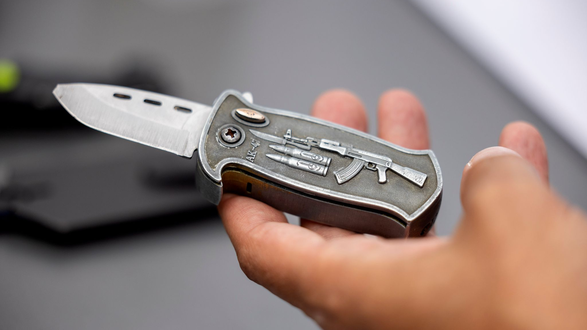 Bis 1. Oktober konnten Springmesser straffrei abgegeben werden. (Symbolbild) - Foto: Thomas Banneyer/dpa