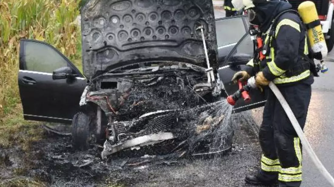 POL-EL: Emsbüren - Fahrzeug gerät während der Fahrt in Brand - Bild: presseportal.de