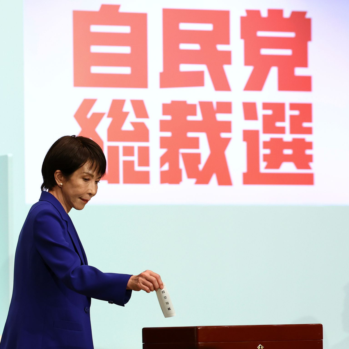 Sanae Takaichi übernimmt als erste Frau den Vorsitzt der regierenden LDP. - Foto: Kim Kyung-Hoon/Pool Reuters/AP/dpa