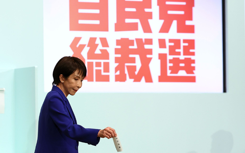 Sanae Takaichi übernimmt als erste Frau den Vorsitzt der regierenden LDP. - Foto: Kim Kyung-Hoon/Pool Reuters/AP/dpa
