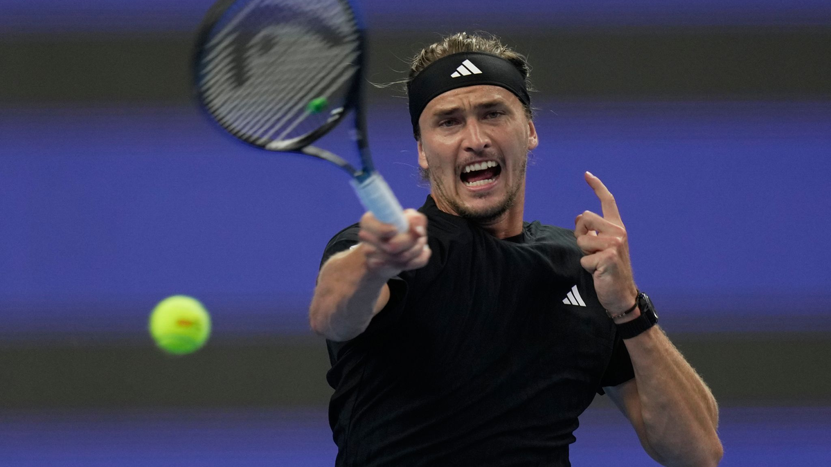 Alexander Zverev schafft es mit einiger Mühe in die nächste Runde von Shanghai. - Foto: Mahesh Kumar A./AP/dpa