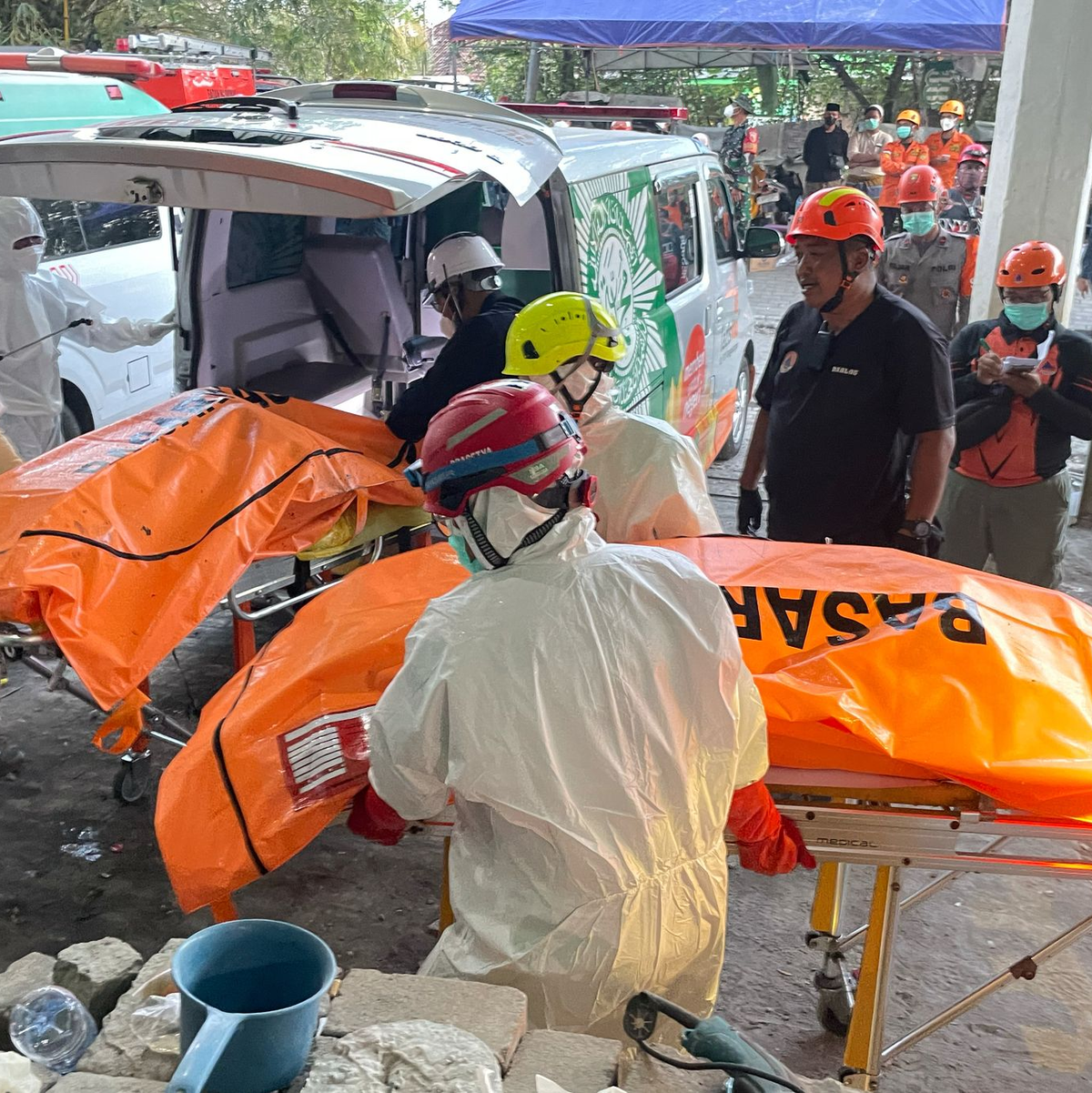 14 Menschen haben das Unglück nicht überlebt, 49 werden vermisst - Foto: Trisnadi/AP/dpa