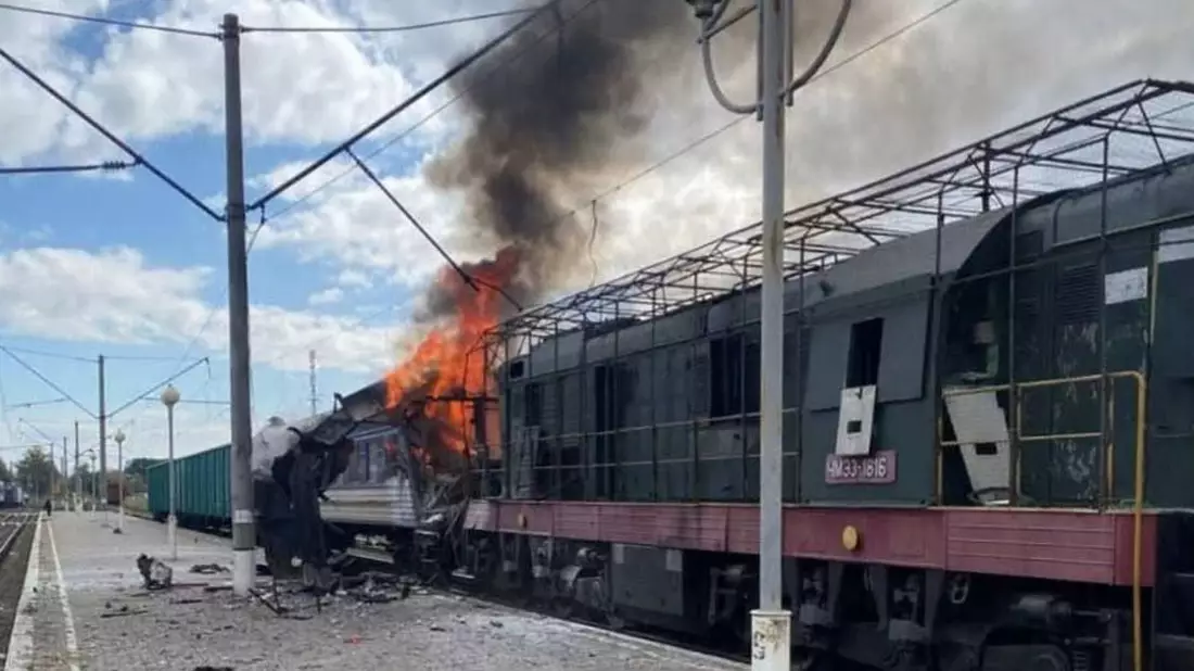 Viele Passagiere wurden bei dem Angriff auf einen Bahnhof in Schostka verletzt. - Bild: Uncredited/Ukrainian Railway Press Office via AP/dpa